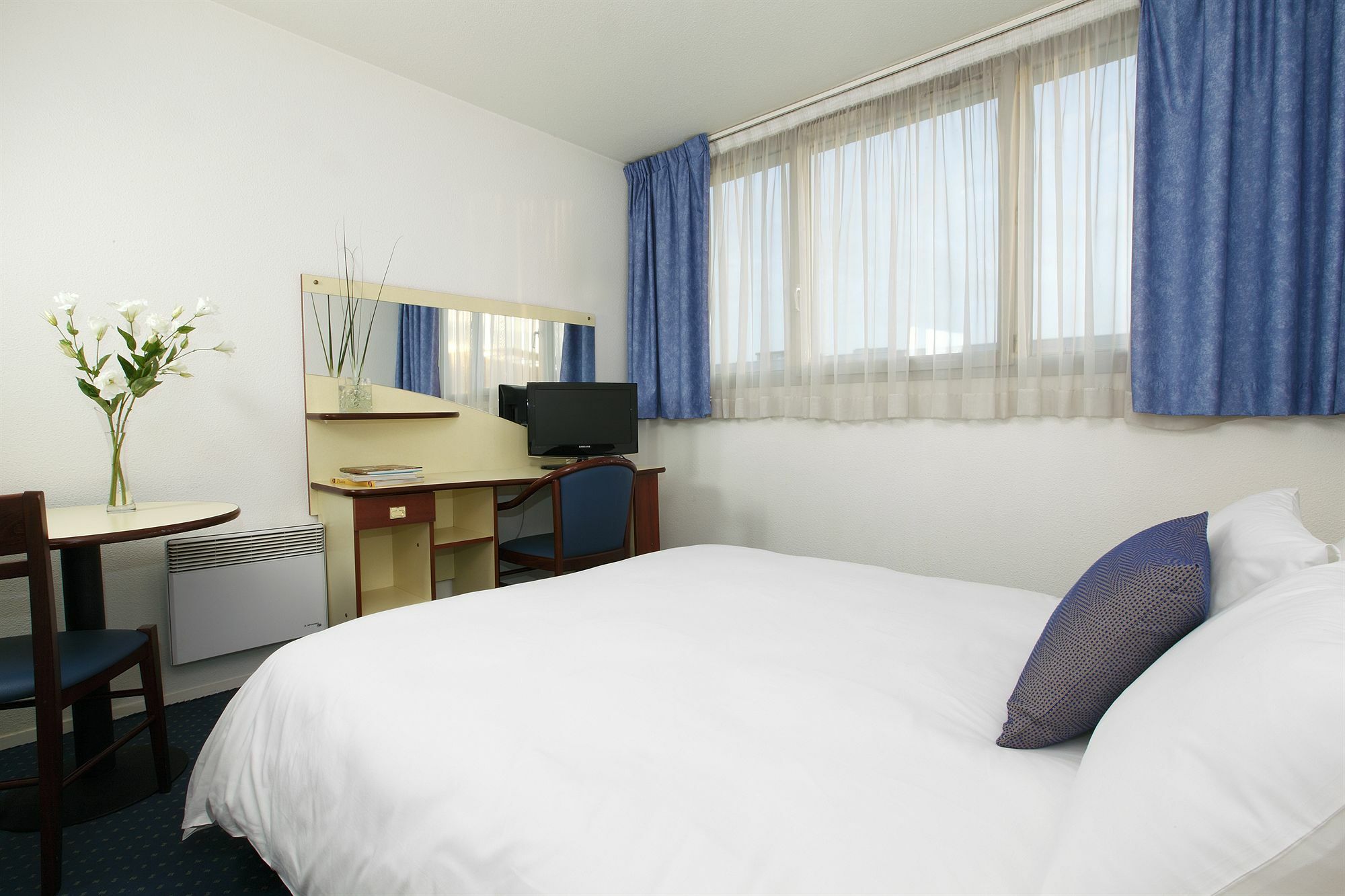 เซนิจูด โอเต็ล-เรซิด็องซ์ เลอ ม็อง โนวาซี Hotel เลอม็องส์ ภายนอก รูปภาพ